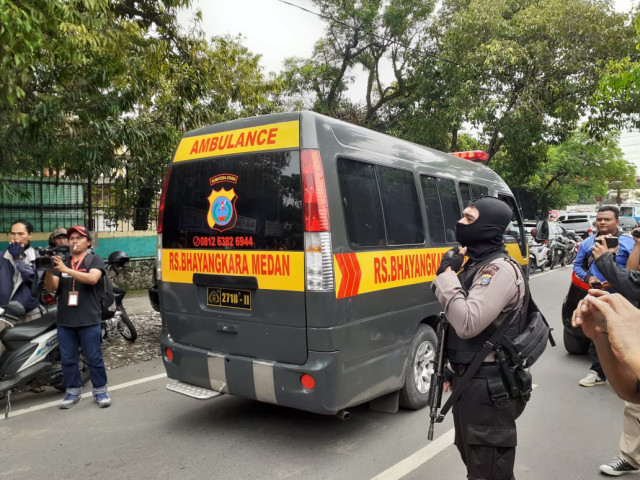 Ambulance yang disiapkan polisi untuk mebawa jenazah pelaku. Foto : Sumut News