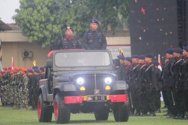 Wakapolda Sumut Brigjen Pol Mardiaz Kusin Dwihananto memeriksa pasukan dalam HUT ke-74 Korps Brimob Polri, di Lapangan Mako Satbrimob Polda Sumut. Foto : Sumut News
