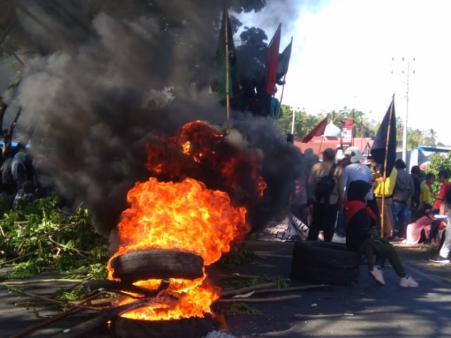 Aksi demo tuntut pemekaran Luwu Tengah kembali memblokade jalan, Kamis (14/11).