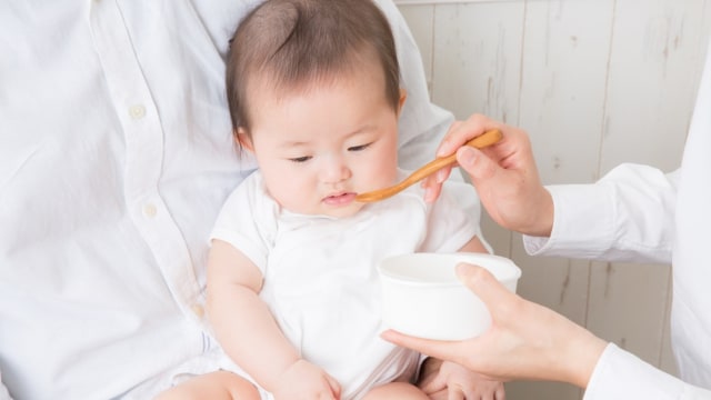 Ilustrasi bayi menolak makan atau MPASI. Foto: Shutterstock