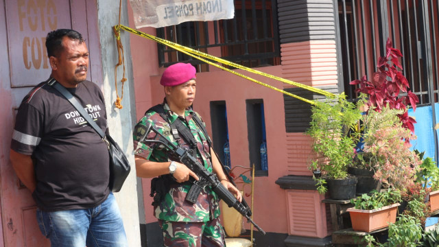 Rumah terduga guru ngaji atau imam bomber Polrestabes Medan digeledah.  Foto: Rahmat Utomo/kumparan