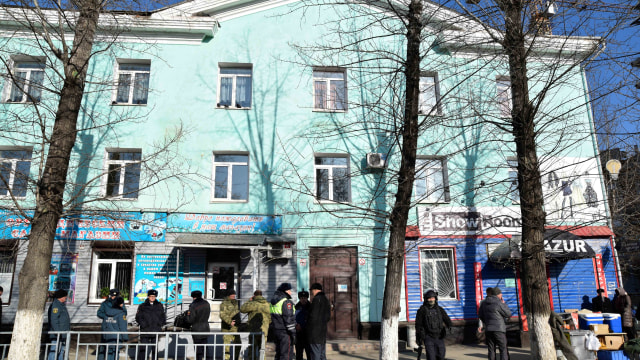 Polisi di depan kampus kota Blagoveshchensk, Rusia, tempat penembakan terjadi. Foto: Reuters
