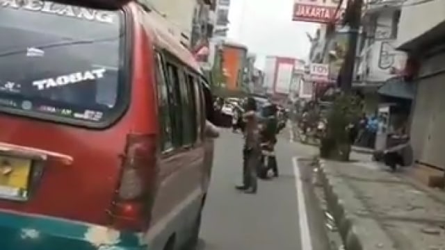 Aksi Pria Diduga Gangguan Jiwa Bantu Ambulans yang Terjebak Kemacetan (133743)