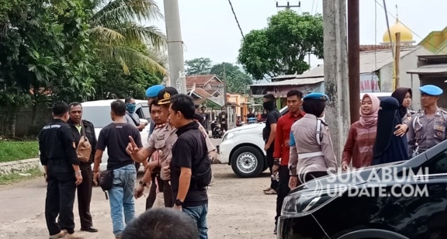 Suasana pengamanan pasutri di Kampung Cibodas Desa Gunungsari Karangtengah Cianjur oleh tim densus anti teror, Kamis (14/11/2019) | Sumber Foto:ISTIMEWA