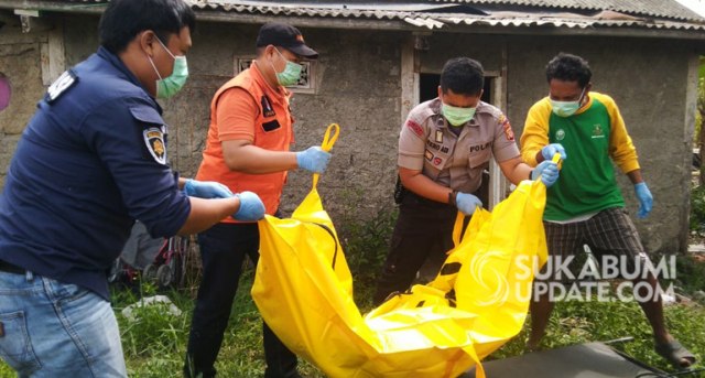 Polisi mengevakuasi jasad Nukro, seorang pria tua yang ditemukan sudah tak bernyawa di rumah anak tirinya di Kampung Pasirpogor, Kelurahan Sudajaya Hilir, Kecamatan Baros, Kota Sukabumi, Kamis (14/11/2019). | Sumber Foto:Oksa BC.