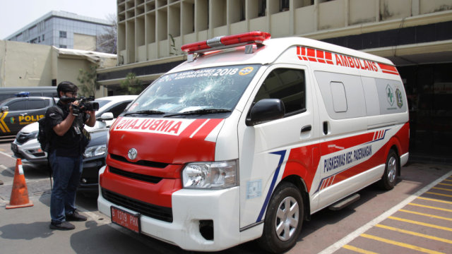 Wartawan mengambil gambar mobil ambulans milik Pemprov DKI Jakarta yang ditahan di Halaman Polda Metro Jaya, Jakarta, Kamis (26/9/2019). Foto: ANTARA FOTO/Reno Esnir 