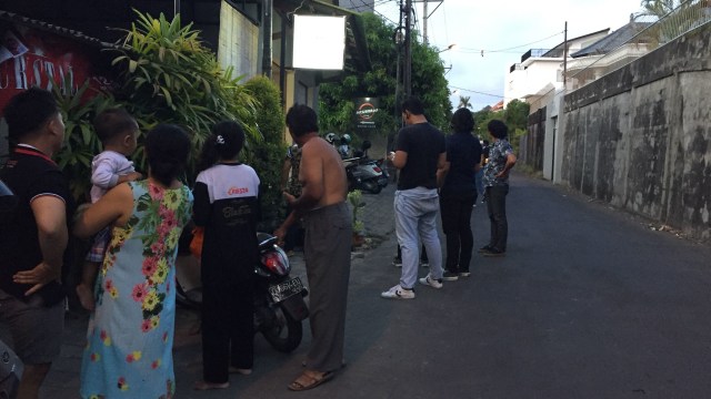 Sejumlah warga di Denpaasar berhamburan ke luar rumah,  panik karena gempa berkuatan 4,4 Magnitudo, Kamis (14/11). Foto: Denita br Matondang/kumparan