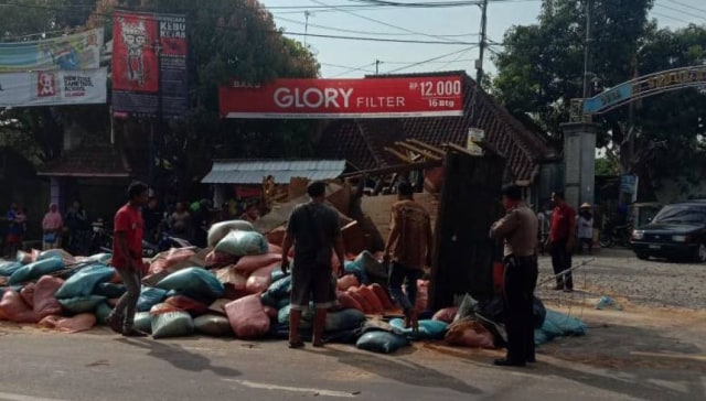 Tabrak Tronton Truk Muat Pakan Ternak Terbalik Di Ngawi 7442