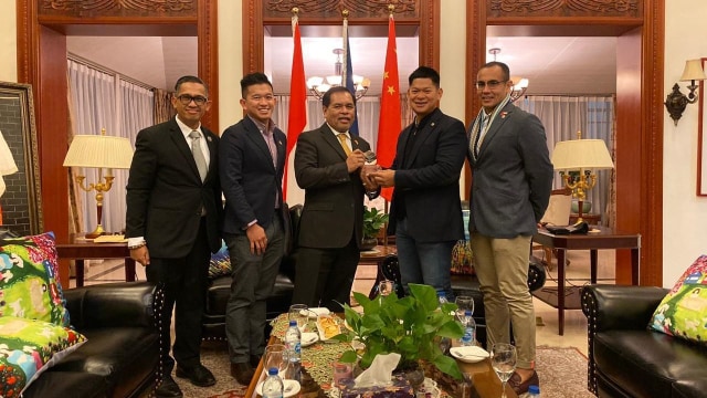 Raja Sapta Oktohari (Ketua Komite Olimpiade Indonesia) bertemu Menteri Administrasi Umum dan Olahraga China, Gou Zhongwen. Foto: Dok. Komite Olimpiade Indonesia