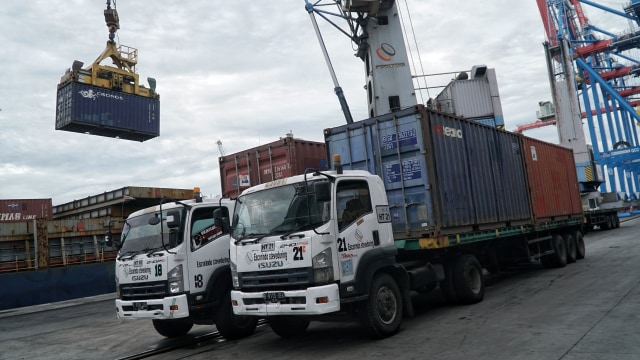 Aktivitas bongkar muat peti kemas di Pelabuhan Tanjung Priok, Jakarta Utara, Kamis (14/11/2019). Foto: Jamal Ramadhan/kumparan