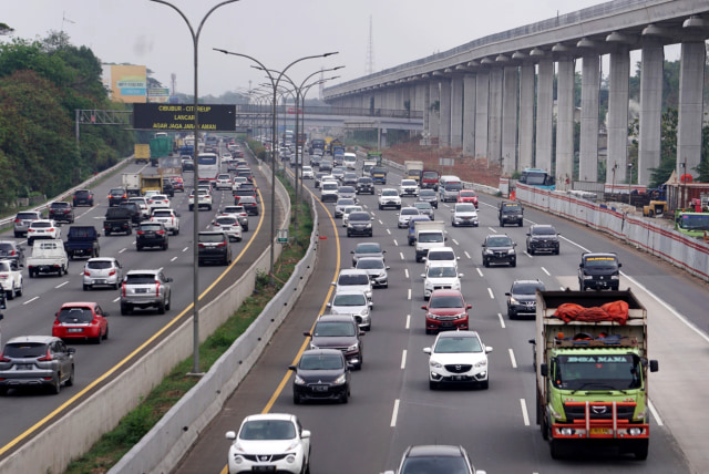 Sejumlah kendaraan melintasi ruas Tol Jagorawi di kawasan Cipayung, Jakarta. Foto: Fanny Kusumawardhani/kumparan