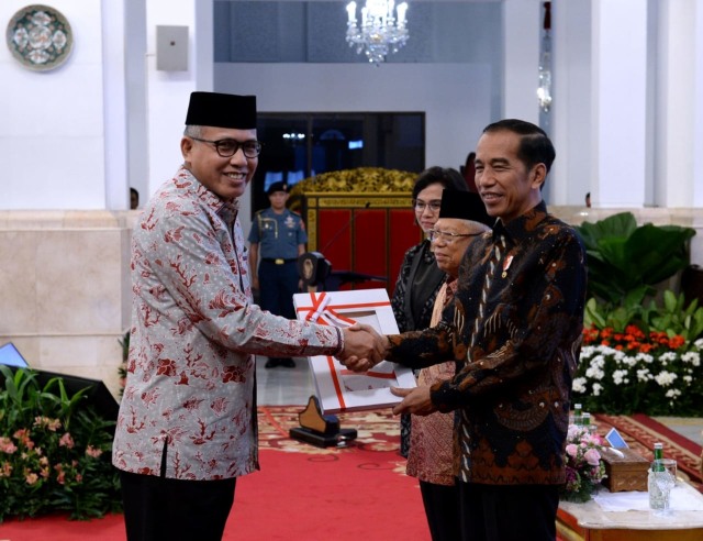 Presiden Joko Widodo menyerahkan dokumen DIPA Aceh 2020 kepada Plt Gubernur Aceh, Nova Iriansyah. Dok. Humas Aceh
