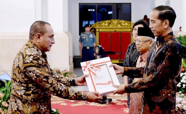 Presiden Jokowi menyerahkan dokumen DIPA dan TKDD ke Gubernur Sumut Edy Rahmayadi. Foto : Istimewa