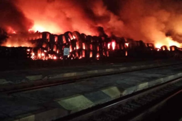 Tempat penyimpanan kereta bekas (konservasi) di Stasiun Cikaum, Kabupaten Subang, Jawa Barat, terbakar.  Foto: Dok. Humas KAI