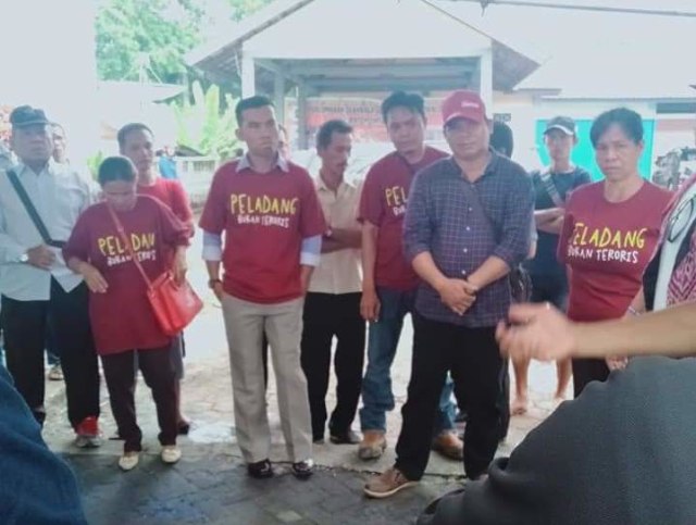 Sidang Kasus Karhutla, Keluarga Pakai Kaus 'Peladang Bukan Penjahat' (290905)