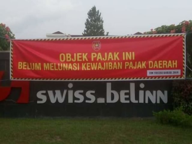 Hotel Swiss Belinn Pangkalan Bun dipasang spanduk oleh Tim Yustisi Kobar. (Foto: Satpol PP Kobar)