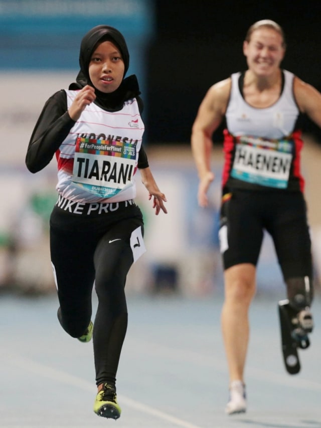 Pelari Indonesia, Karisma Tiarani berlomba pada nomor final lari 100 meter putri T63 pada Kejuaraan Dunia Para Atletik 2019 di Dubai, Rabu (13/11/2019). Foto: REUTERS/Christopher Pike
