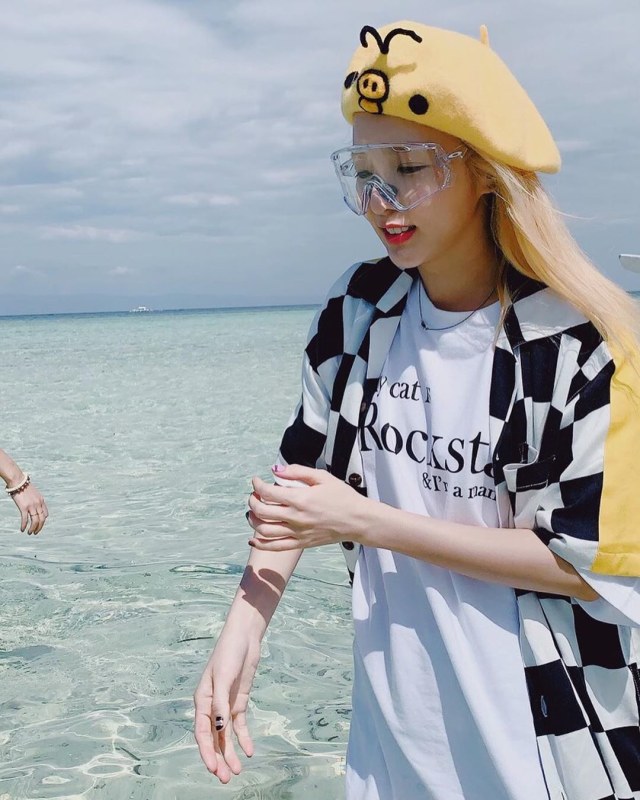 Dengan topi lebah berwarna kuning dan atasan T-shirt putih, Sandara tampil casual saat bermain air di Pulau Bohol. Foto: Instagram @daraxxi