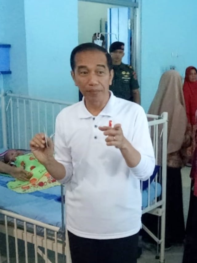 Presiden Joko Widodo saat melakukan kunjungan di RSUD Dr H Abdul Moeloek, Bandar Lampung, Jumat (15/11). Foto: Fahrian Saleh/kumparan