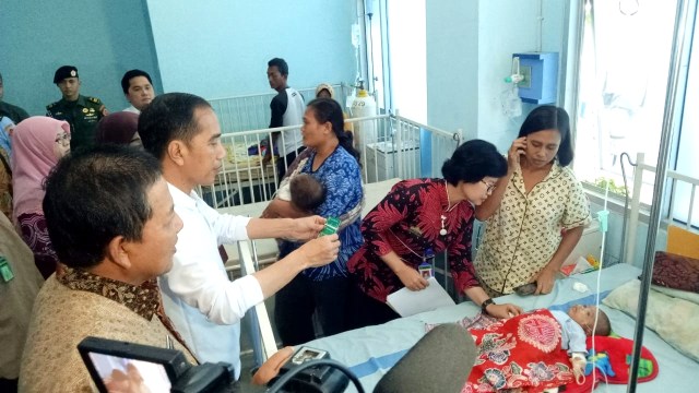 Presiden Joko Widodo saat melakukan kunjungan di RSUD Dr H Abdul Moeloek, Bandar Lampung, Jumat (15/11). Foto: Fahrian Saleh/kumparan