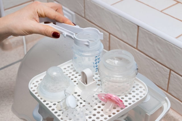 Apakah Botol Susu Bayi Harus Selalu Disterilisasi? (13779)