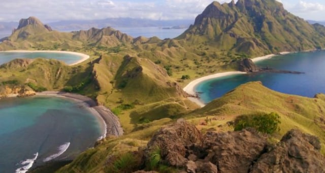 Panorama pantai dari puncak Pulau Padar, Balai Taman Nasional Komodo, Kabupaten Manggarai Barat. Foto: istimewa.