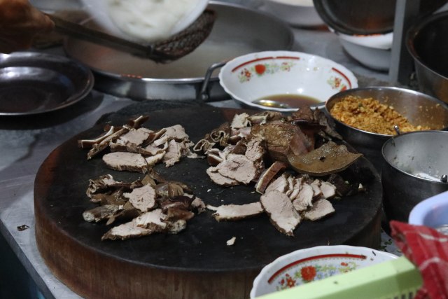 Berbagai topping dan isian daging yang terdapat dalam Kwe Kia Theng. 