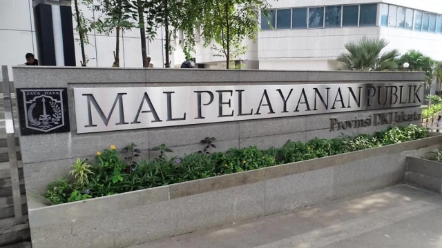 Petuga menunjukkan Sistem Satu Pintu di JIC Mal Pelayanan Publik. Foto: Dok. Pemprov DKI Jakarta