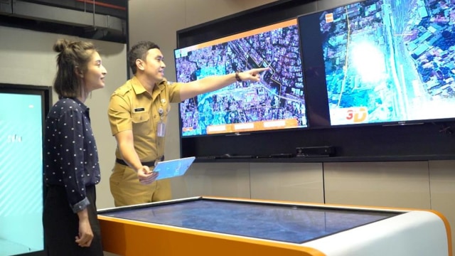 Petugas menunjukkan Sistem Satu Pintu di JIC Mal Pelayanan Publik.  Foto: Dok. Pemprov DKI Jakarta