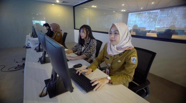 Petugas menunjukkan Sistem Satu Pintu di JIC Mal Pelayanan Publik. Foto: Dok. Pemprov DKI Jakarta