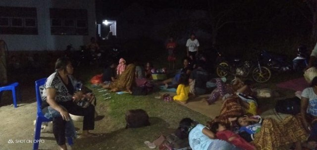 Kondisi warga Pulau Batang Dua saat gempa terjadi. Mereka mengamankan diri di luar rumah. Foto: Istimewa 