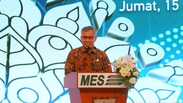 Ketua MES Wimboh Santoso memberikan sambutan dalam acara Silatuhrahim Kerja Nasional Masyarakat Ekonomi Syariah di JCC Senayan, Jakarta, Jumat (15/11). Foto: Fanny Kusumawardhani/kumparan
