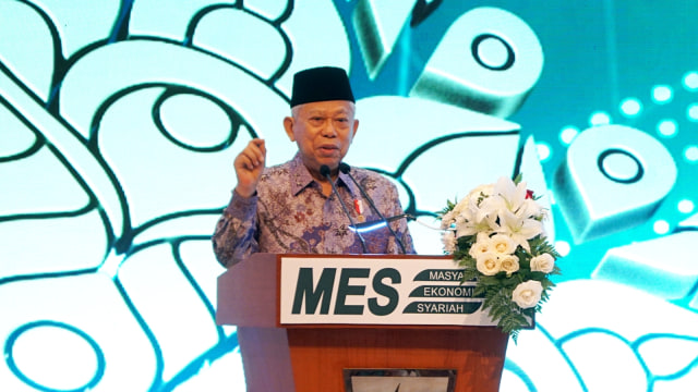 Wakil Presiden Ma'ruf Amin memberikan sambutan dalam acara Silatuhrahim Kerja Nasional Masyarakat Ekonomi Syariah di JCC Senayan, Jakarta, Jumat (15/11). Foto: Fanny Kusumawardhani/kumparan
