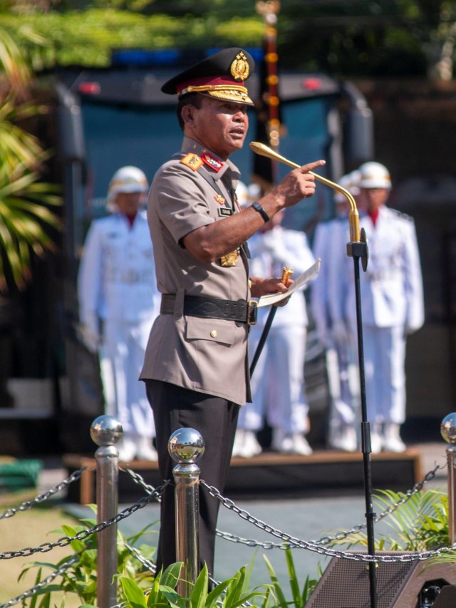Kapolri Jenderal Pol. Idham Azis memberikan amanat saat memimpin upacara Pengukuhan Kenaikan Tipologi di Mapolda Sulteng di Palu, Jumat (15/11).  Foto: ANTARA FOTO/Basri Marzuki