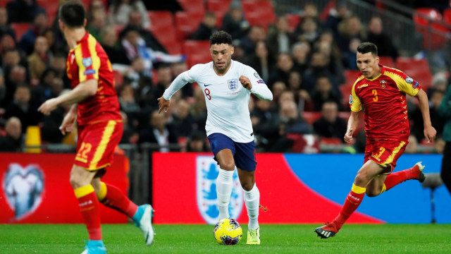 Pemain Inggris, Alex Oxlade-Chamberlain beraksi menghadapi Montenegro. Foto: REUTERS/David Klein