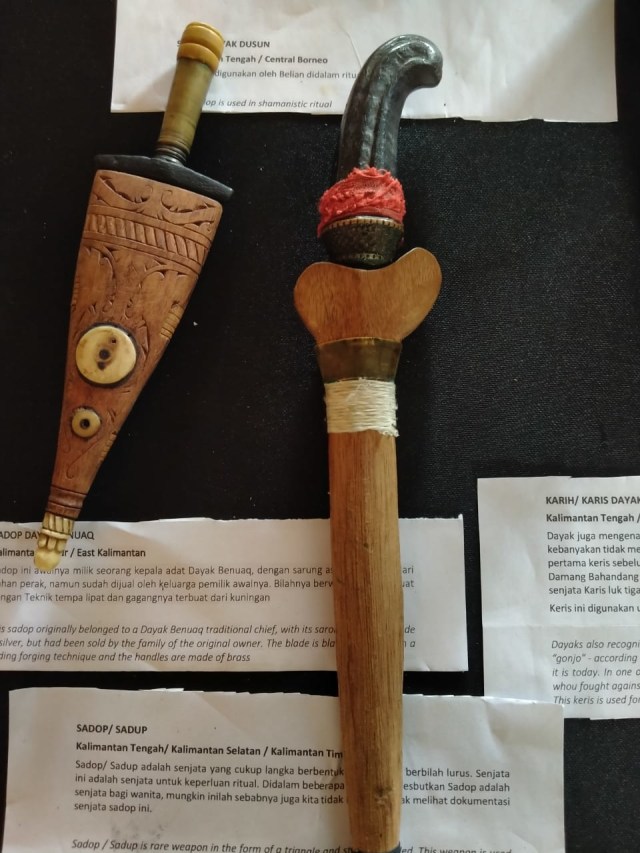 Senjata khas Dayak yang dipamerkan dalam kegiatan budaya yang bertajuk Borneo XTRA-DIKSI di Pontianak. Foto: Lydia Salsabilla/Hi!Pontianak