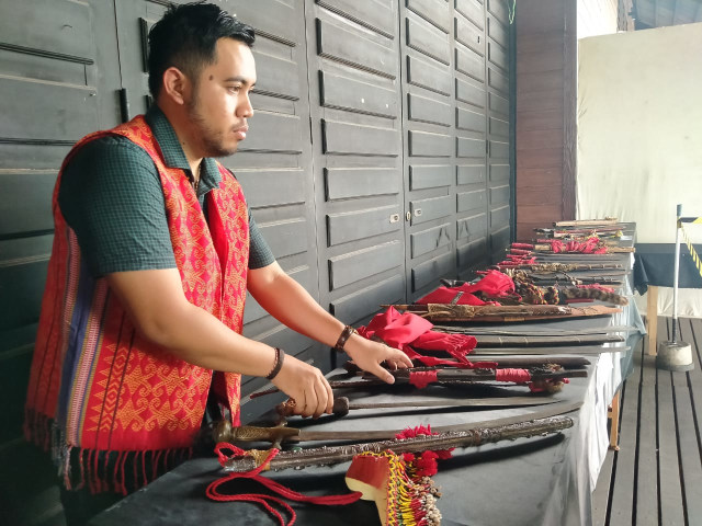 Melihat Senjata Khas Suku Dayak di Pameran Borneo XTRA-DIKSI Pontianak (39149)