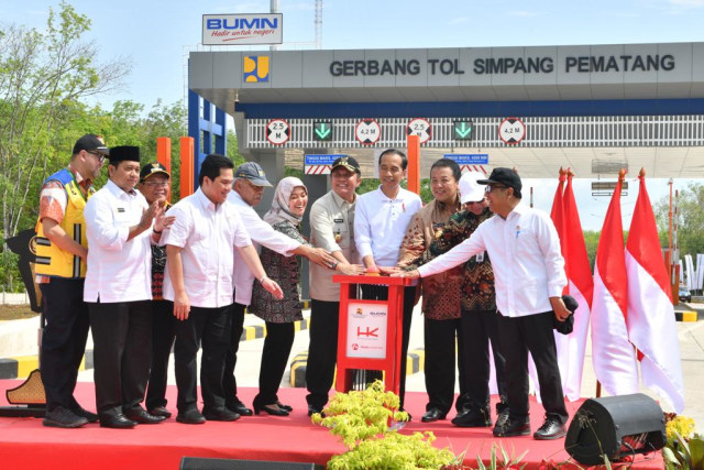 Presiden Joko Widodo meresmikan Jalan Tol Trans Sumatera di Mesuji, Provinsi Lampung, Jumat (15/11). Foto: Presidential Palace/Agus Suparto