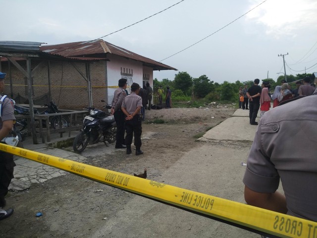 Polisi mensterilkan Jalan Tambak Lingkungan 20 Kelurahan Canang Kering, Kecamatan Medan Belawan. Foto: Rahmat Utomo/kumparan