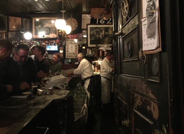  Nongkrong di McSorley's Old Ale House, salah satu bar tertua di New York (foto: koleksi pribadi/Anggi Jenie)