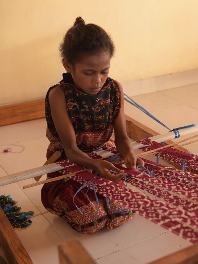 Salah seorang anak menenun saat acara peresmian bangunan sekolah di Kupang. Foto: Dok. YPA-MDR