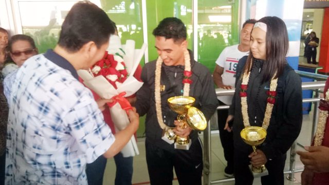  Dino Henry Tutu dan Youone Isabela Mawikere peraih medali emas dan perak di Kejuaraan Dunia tingkat Pelajar dijemput oleh guru dan teman-temannya di SMA Negeri 9 Manado, Sulawesi Utara