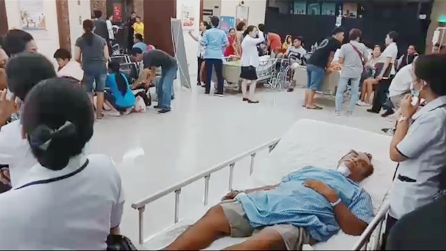 Pasien di RS Siloam Manado, harus diungsikan dari kamar rawat ke ruang lobby akibat gempa bumi yang terjadi