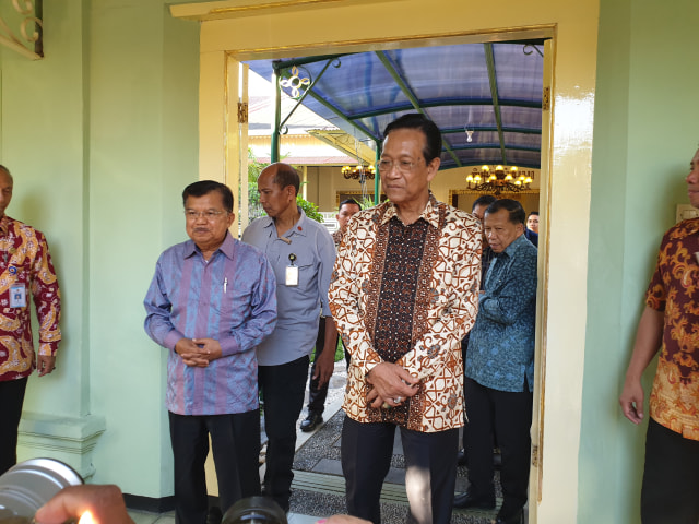 Mantan Wakil Presiden RI, Jusuf Kalla alias JK (kiri) bersama Gubernur DIY, Sri Sultan Hamengku Buwono X (kanan). Foto: atx.