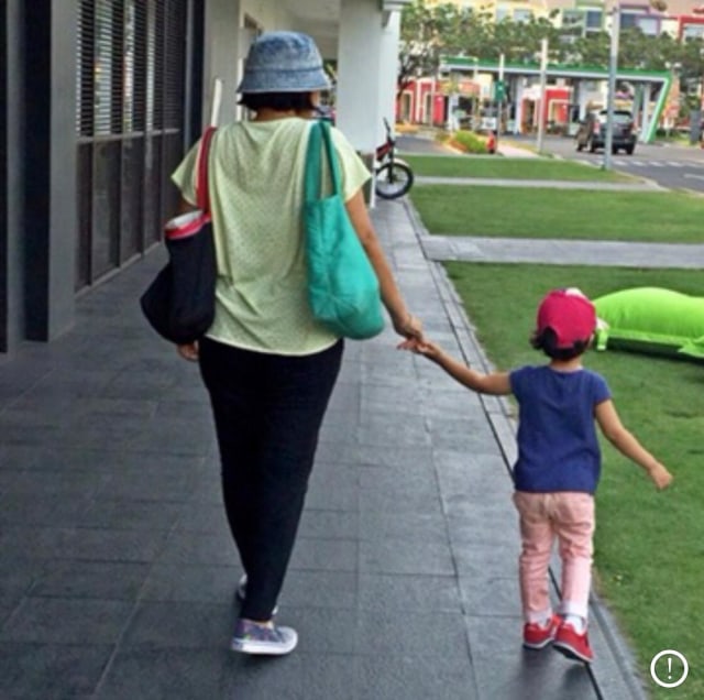 Bersama si adik. Foto: Dok: Yulia Indriati