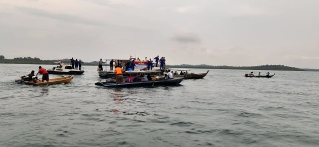 Polairud Polresta Barelang saat memberikan sembako dan life jacket ke warga Hinterland. Foto : Zalfirega/kepripedia.com