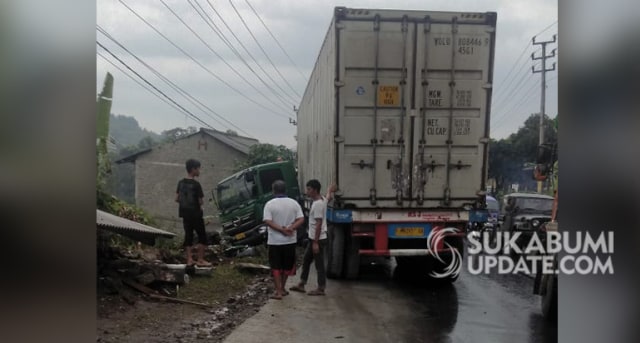Truk kontainer yang mengalami kecelakaan dan menabrak toko kusen di Kampung Bojongkokosan, Desa Bojongkosan, Kecamatan Parungkuda, Kabupaten Sukabumi, Jumat (15/11/2019). | Sumber Foto:Syahrul Himawan