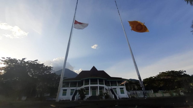 Bendera pusaka sang saka merah putih dan bendera Kesultanan Tidore berkibar setengah tiang di halaman Kadato Kie Kesultanan Tidore. Foto: Faris Bobero/cermat