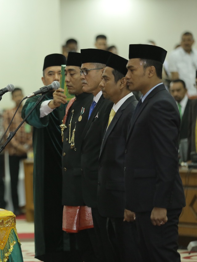 Ketua dan Wakil Ketua DPR Aceh definitif dilantik, Jumat sore (15/11). Foto: Abdul Hadi/acehkini