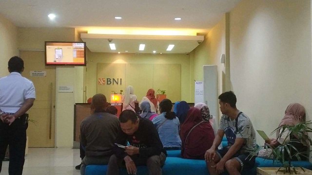 Nasabah mendatangi kantor cabang Bank BNI pasca-gempa Maluku Utara. Foto: Dok. Bank BNI